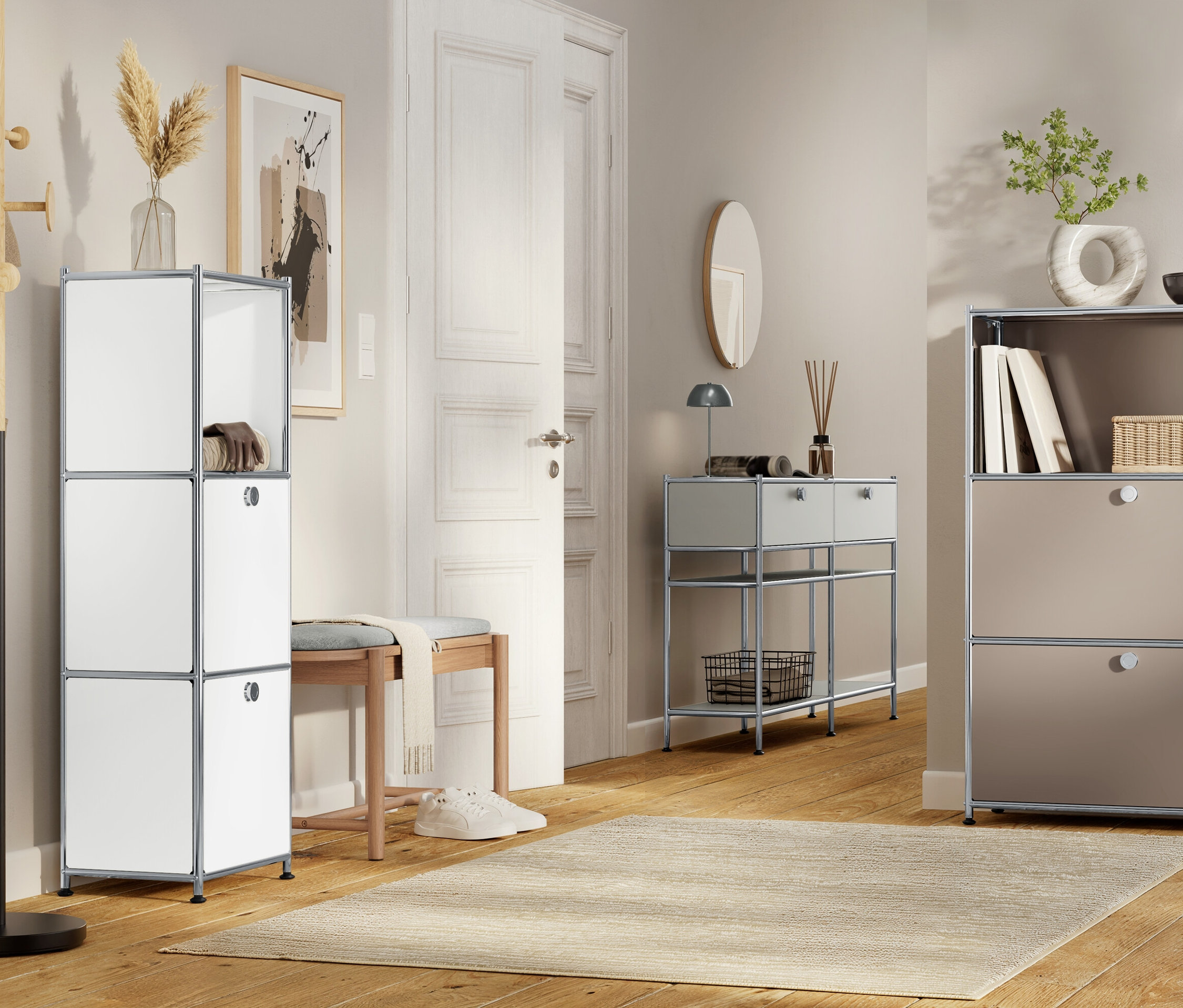 Fluransicht mit weißem Regal, Bank, Kommode und Teppich auf Holzboden.