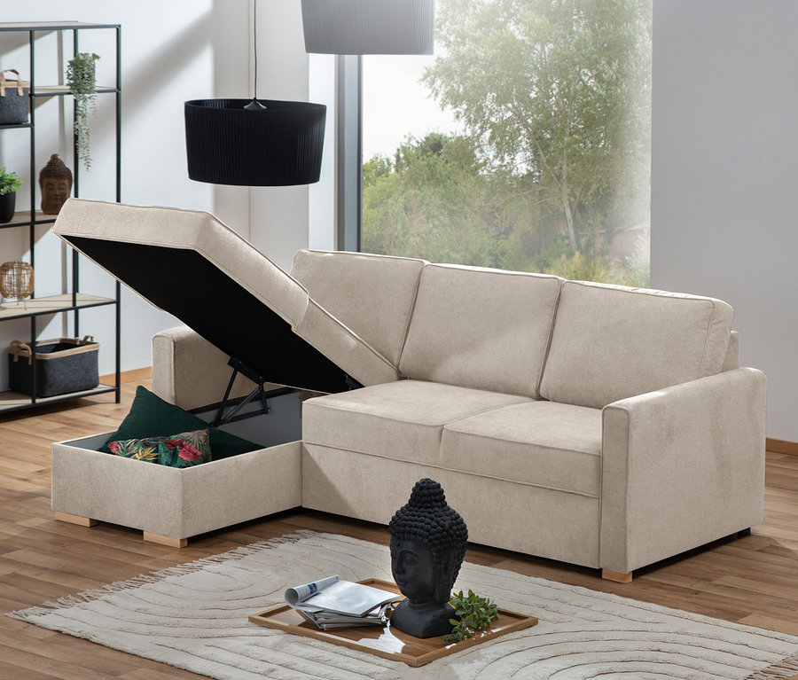 Beige Ecksofa mit Auszugsbett »NovaLounge« mit geöffnetem Bettkasten, Kissen und Deko auf Teppich