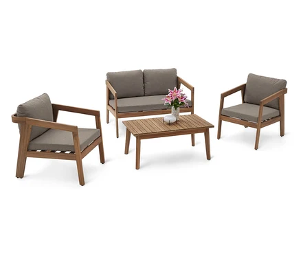Aufnahme eines Gartenmöbelsets mit einem Zweisitzer-Sofa, zwei Sesseln und einem Couchtisch aus Holz mit grauen Polstern und einem Blumenarrangement.