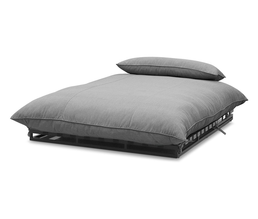 Graues Kissen und Matratze auf einem schwarzen Bettgestell.