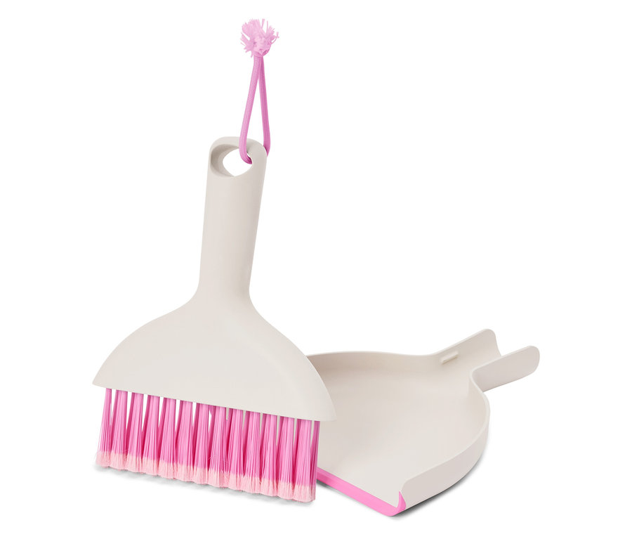 Ein beiges Kehrset mit rosa Borsten und Akzenten hängt an einer rosa Schnur.