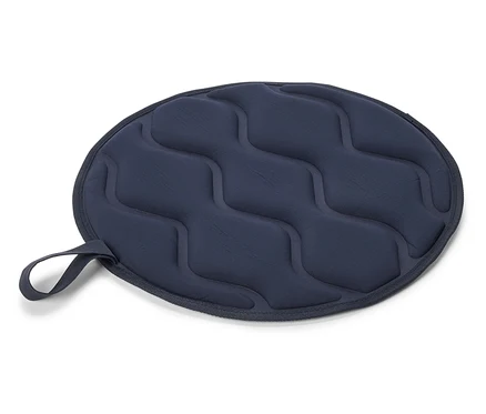 Ein marineblauer Topflappen mit gewelltem Muster und Schlaufe liegt auf einem weißen Hintergrund.