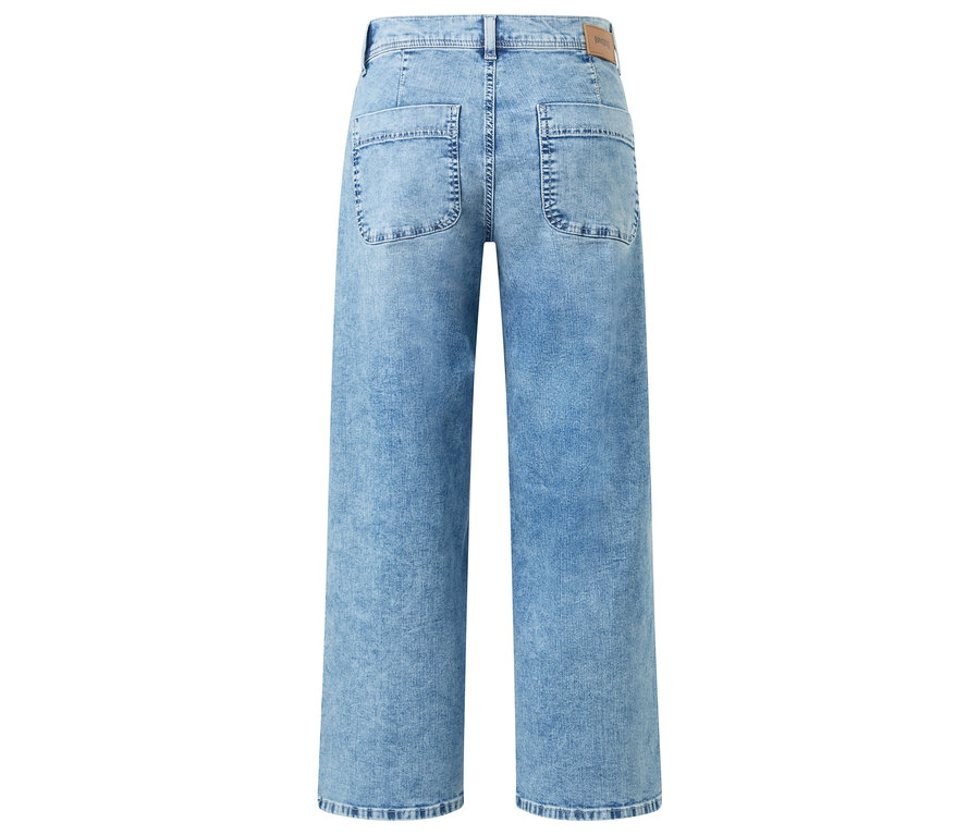 Rückansicht einer hellblauen, weit geschnittenen Jeans mit geradem Bein.