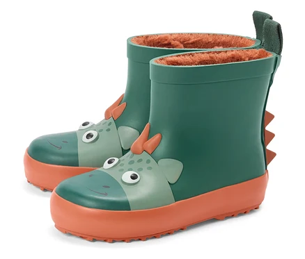 Grüne Gummistiefel mit orangefarbener Sohle und Dinosaurier-Design stehen nebeneinander.
