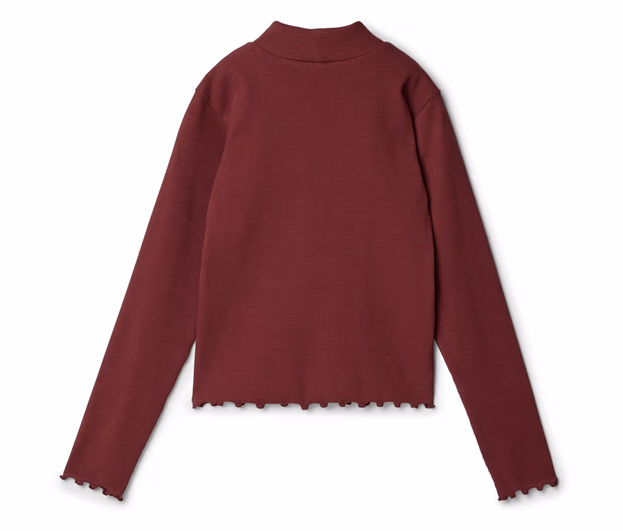 Ein weinrotes, geripptes Langarmshirt mit Stehkragen und gewelltem Saum liegt auf einem weißen Hintergrund.