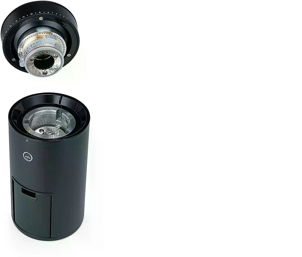 Eine zerlegte schwarze Wilfa Uniform Evo CG4B-S150 Kaffeemühle mit Waage. Das zylindrische Gehäuse ist unten, der obere Mahlmechanismus mit Einstellrad schwebt darüber.
