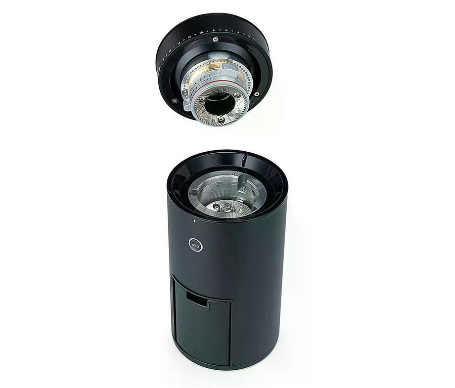 Eine zerlegte schwarze Wilfa Uniform Evo CG4B-S150 Kaffeemühle mit Waage. Das zylindrische Gehäuse ist unten, der obere Mahlmechanismus mit Einstellrad schwebt darüber.
