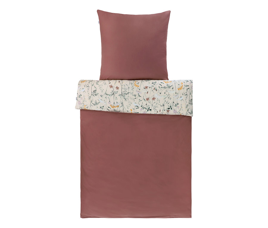 SCHÖNER WOHNEN-Kollektion Perkal-Bettwäsche in Altrosa. Der Bettbezug ist oben umgeschlagen und zeigt ein florales Muster auf hellem Grund.