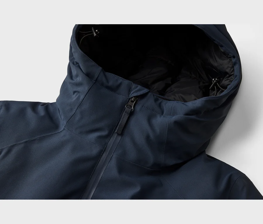 Dunkelblaue Jacke mit Kapuze, Reißverschluss und schwarzem Innenfutter, Nahaufnahme des oberen Bereichs.