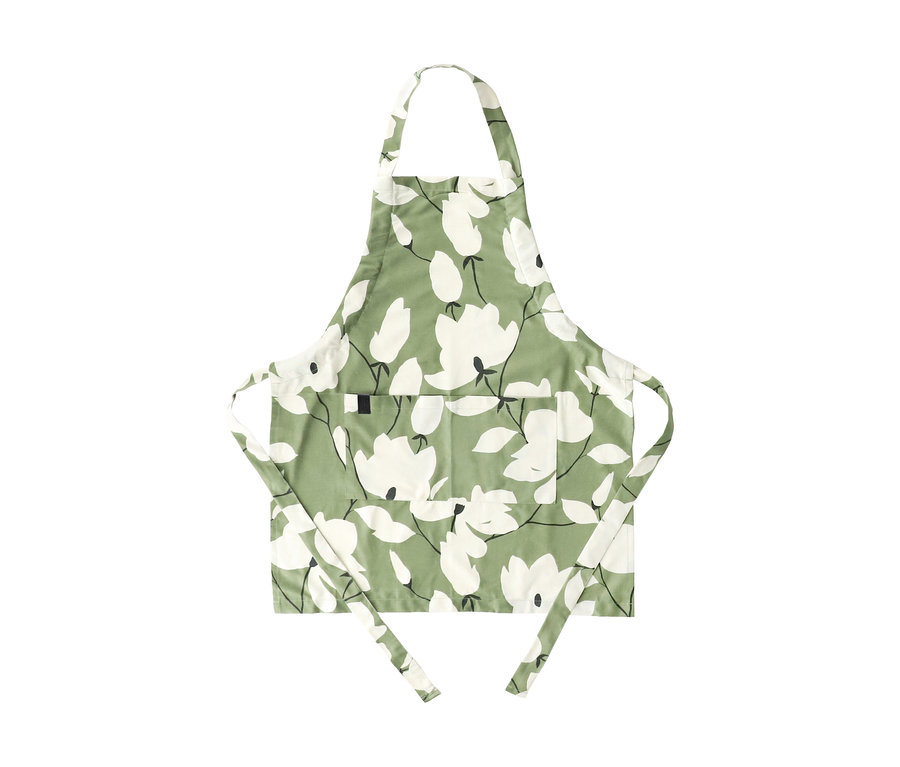 Grüne Schürze mit weißem Blumenmuster, Nackenband, Bindebändern und einer Vordertasche.