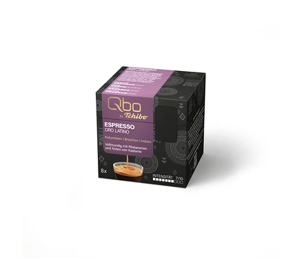 Eine violett-schwarze Qbo Espresso ORO LATINO Kapselpackung mit 8 Kapseln, die eine Tasse Espresso zeigt.