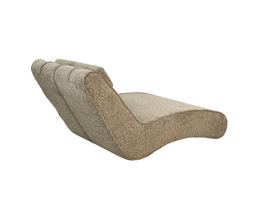 Ein hellbrauner, strukturierter Stoff-Liegesessel mit geschwungenem, ergonomischem Design und leicht gerippter Rückenlehne vor weißem Hintergrund.