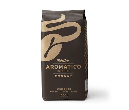 Eine braune Packung Tchibo Aromatico Intenso Ganze Bohne Kaffee mit goldenen Akzenten liegt auf einem weißen Untergrund.