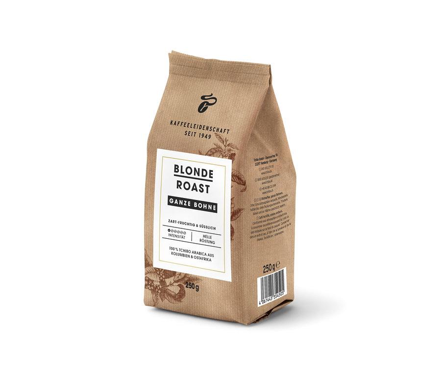 Eine 250g Packung Blonde Roast - Ganze Bohne Kaffee von Tchibo steht auf einer weißen Oberfläche.