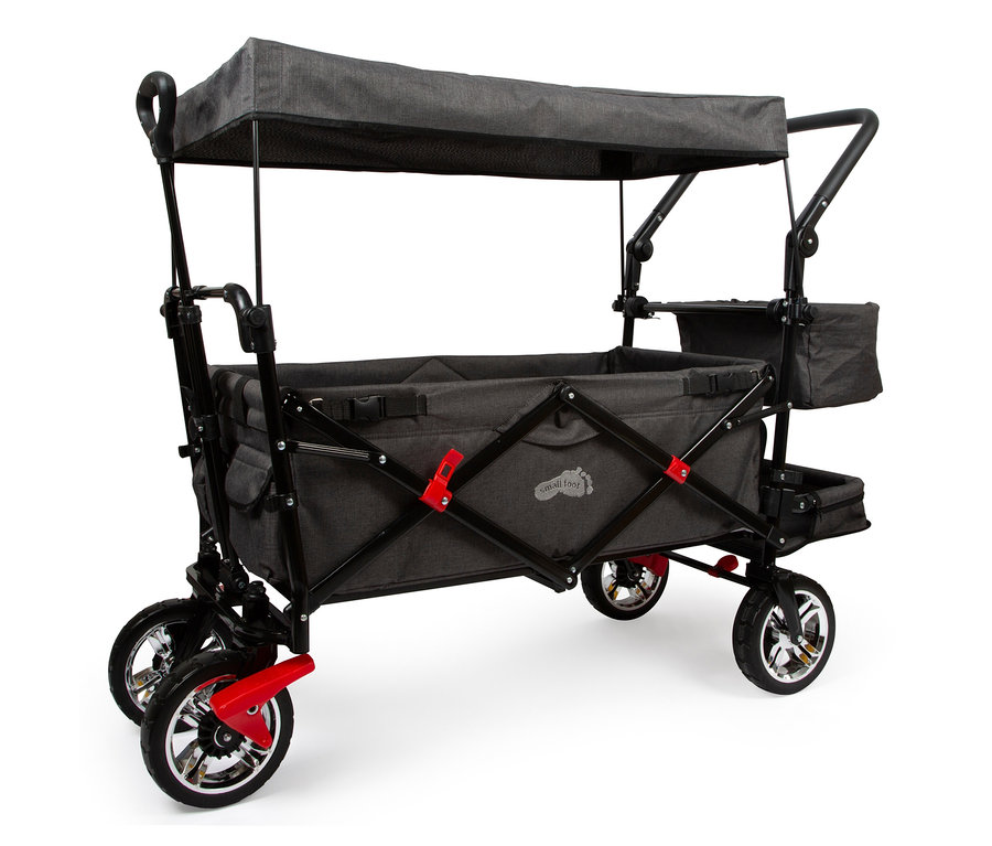 Ein schwarzer small foot Bollerwagen mit grauem Dach und roten Rädern.