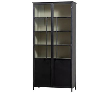 Schwarzer Metallschrank mit zwei Türen, die oben Glas- und unten Metallpaneele haben. Im oberen Bereich sind Regalböden sichtbar.