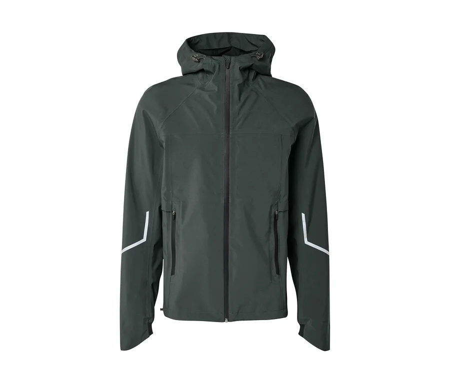 Dunkelgrüne Kapuzenjacke mit durchgehendem Reißverschluss, zwei Reißverschlusstaschen und weißen, L-förmigen Reflektorstreifen an den Ärmeln.