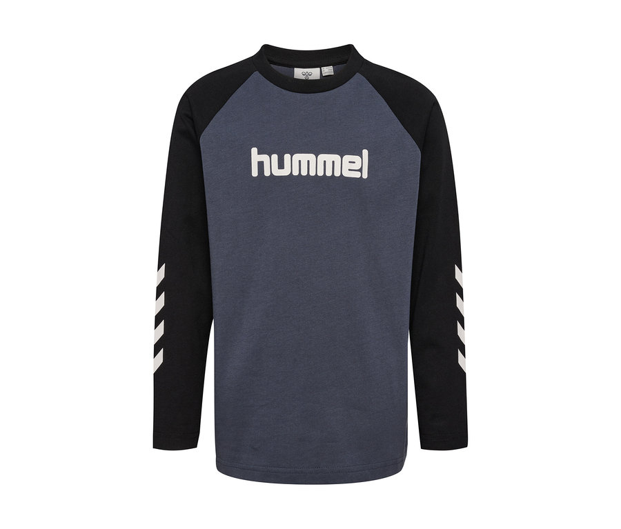 hummel® HMLJR Longsleeve Shirt mit dunkelgrauem Rumpf, schwarzen Raglanärmeln mit weißen Chevron-Streifen und weißem hummel-Logo auf der Brust.