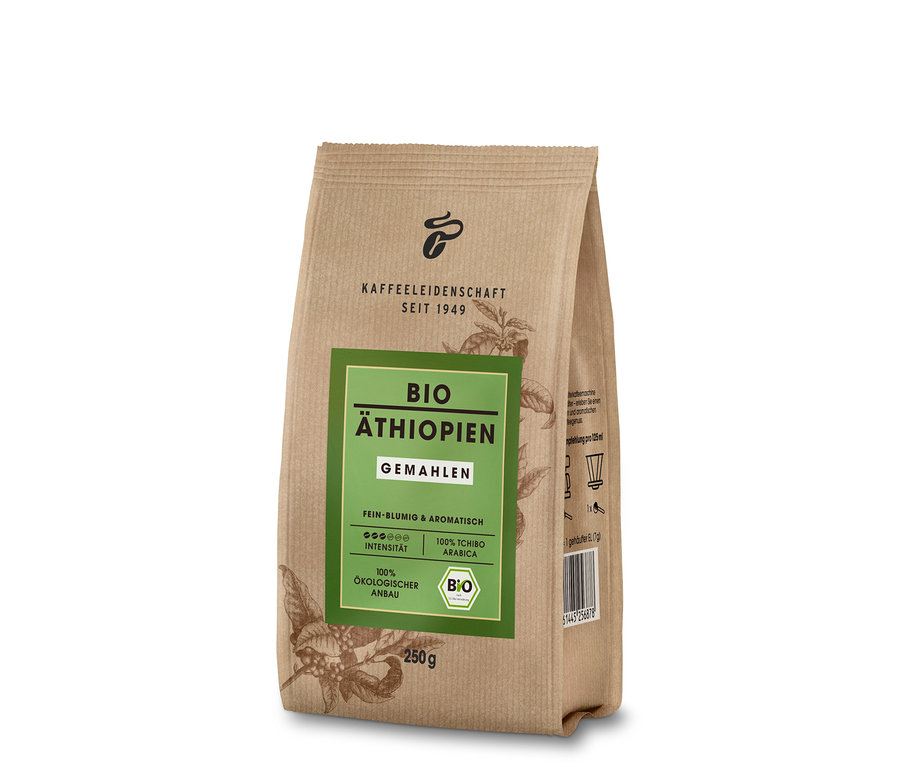 Eine 250g Packung Bio Äthiopien - Gemahlen Kaffee von Tchibo mit grünem Etikett steht aufrecht.