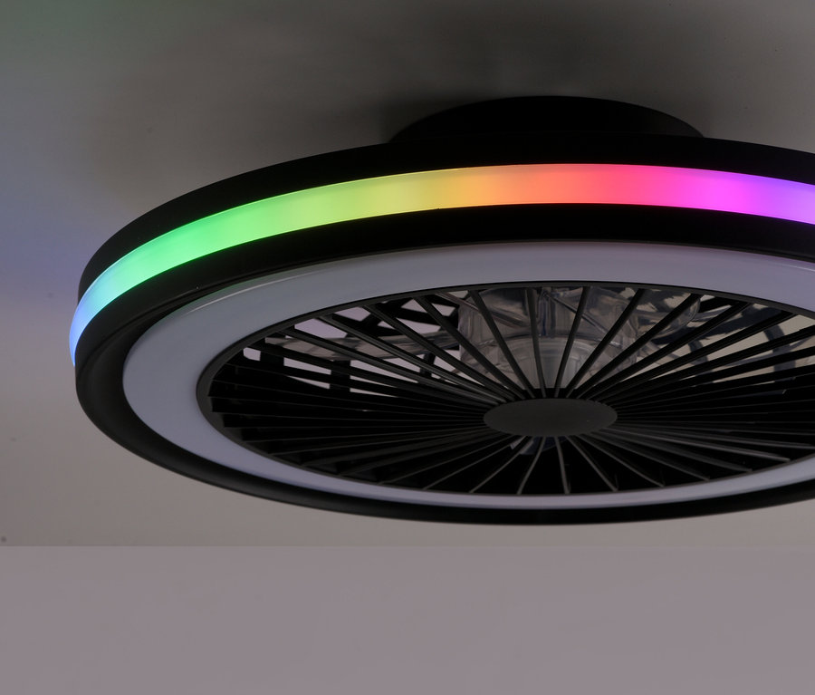 Schwarzer Deckenventilator mit einem farbigen RGB-Lichtstreifen, der einen Farbverlauf von Grün, Gelb, Orange, Rot und Lila zeigt, und einem weißen Lichtring.