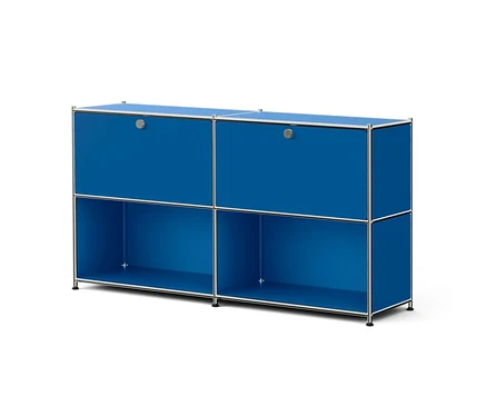 Blauer Modulschrank mit Chromrahmen. Zwei obere Fächer haben Türen mit silbernen Griffen, zwei untere Fächer sind offen. Er steht auf schwarzen Füßen.