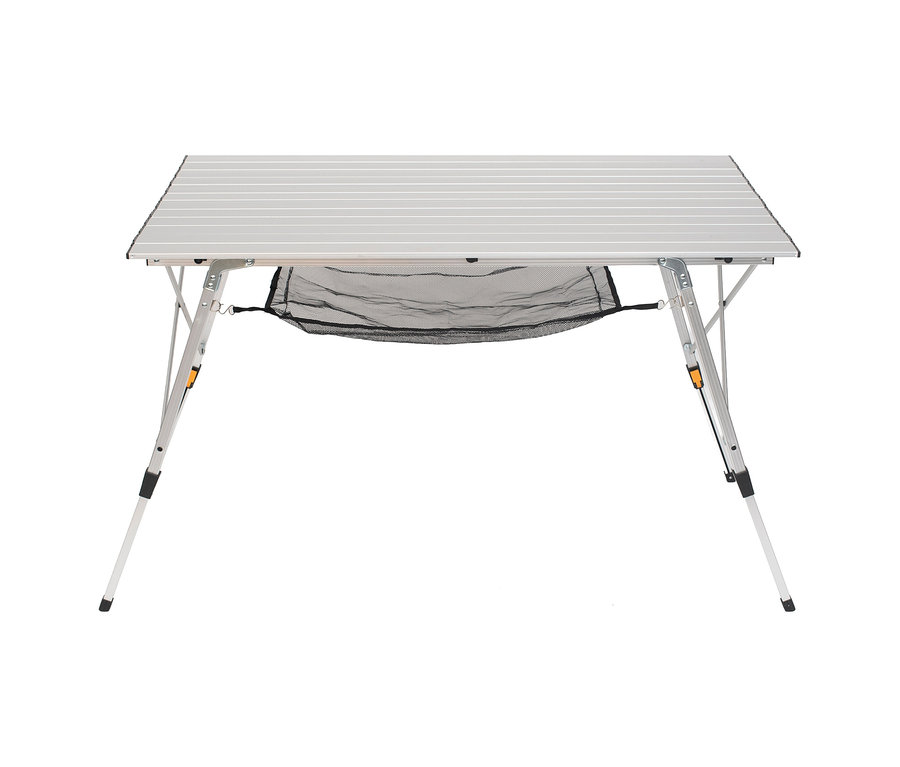 Faltbarer Campingtisch mit silberner Lattenplatte und schwarzem Netz unter der Tischplatte.