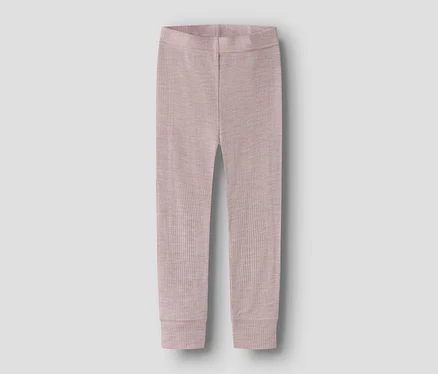 Hellrosa gerippte Leggings mit elastischem Bund und Bündchen an den Knöcheln, flach liegend.