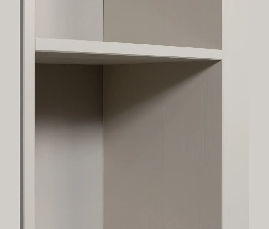Helles beiges Regalbrett in einem Schrank mit einer warmgrauen Rückwand mit Holzmaserung und einem Schatten.