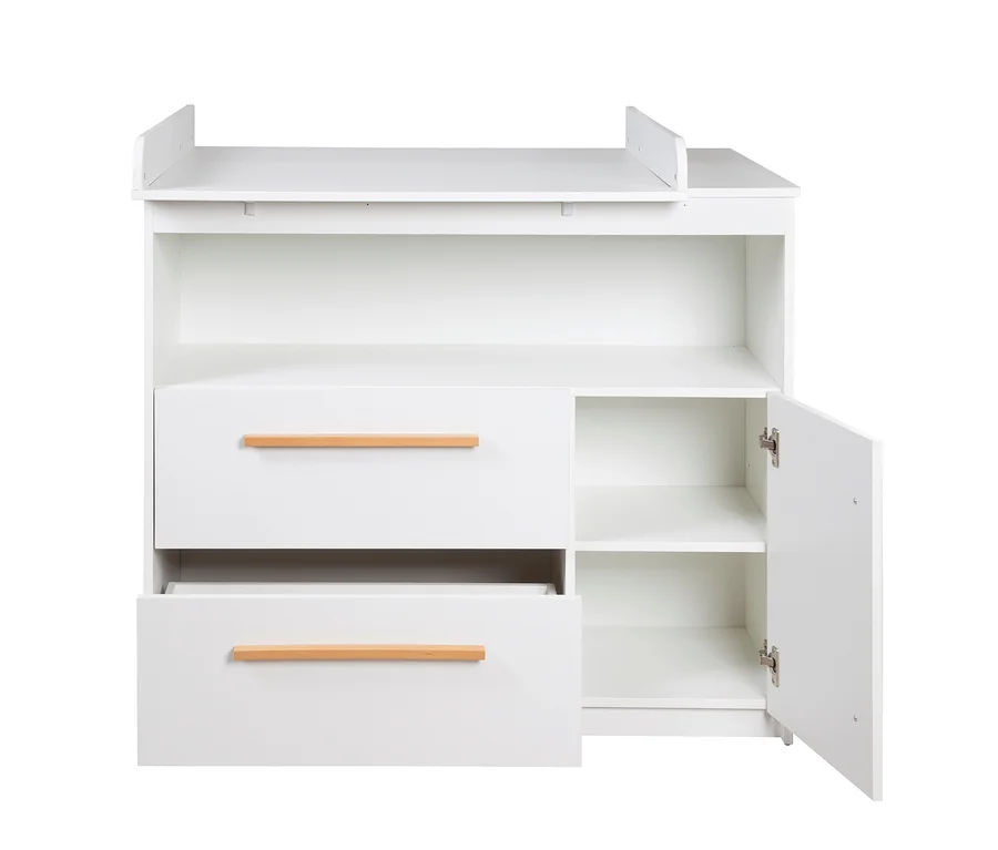 Weiße Wickelkommode mit zwei Schubladen mit Holzgriffen, einer offenen Ablage und einem Schrank mit zwei Fächern, dessen Tür offen steht.