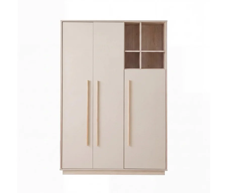 Ein Kleiderschrank aus dem Roba 3-teiligen Kinderzimmer-Set „Elva“ in Cashmere und Virginia Chestnut. Er hat drei Türen mit langen Holzgriffen und ein offenes Regal mit vier Fächern oben rechts.