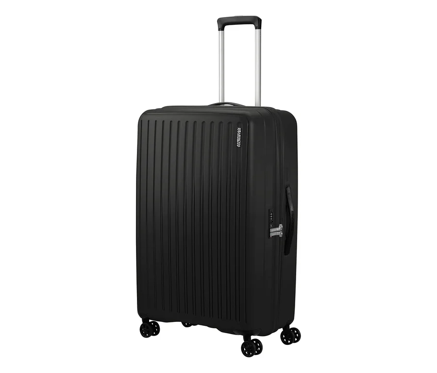 Großer American Tourister Rejoy Spinner Koffer in True Black mit ausziehbarem Griff, vier Rollen und vertikalen Rillen.