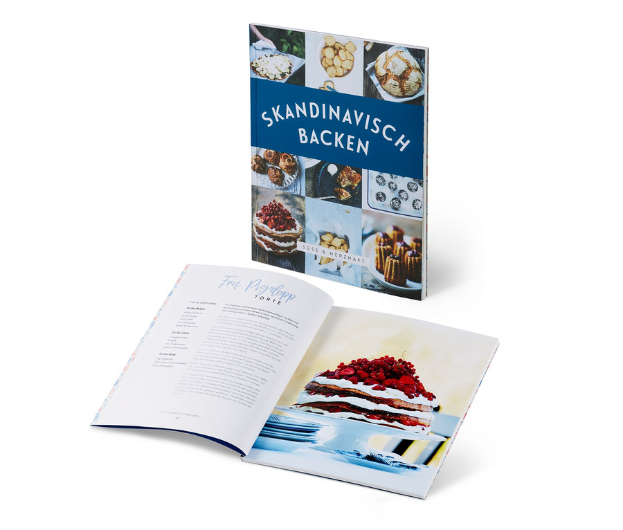 Zwei Kochbücher: »Skandinavisch backen«. Ein Buch ist geschlossen und steht hinter einem offenen Buch, das einen Kuchen zeigt.