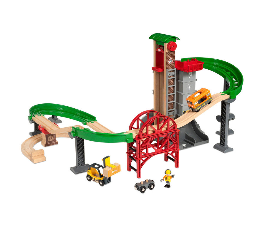 Holzspielzeug-Set mit Lastwagen, Kran, Brücke, Gleisen und Spielfigur. BRIO® – großes Lagerhaus-Set mit Aufzug.