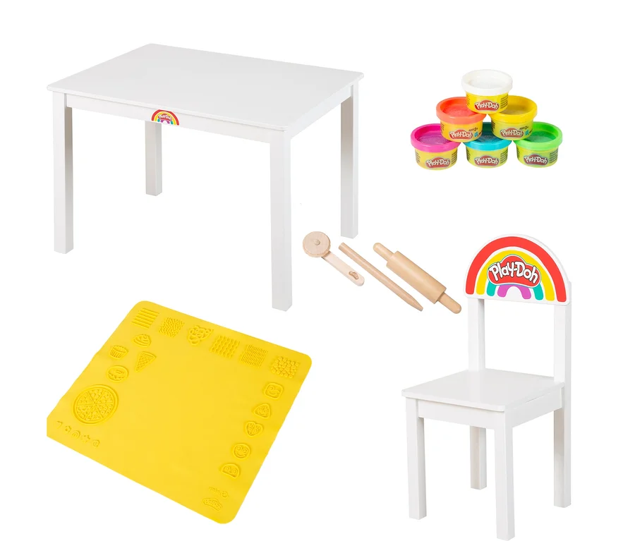 Weißer Tisch mit Stuhl, gelbe Matte mit Formen, sechs Play-Doh Dosen und Holzwerkzeuge sind im Bild.