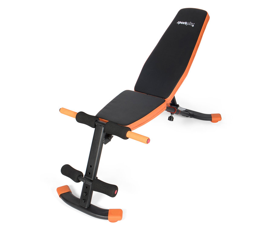 Eine schwarz-orangefarbene SportPlus-Trainingsbank SP-SUB-019 vor einem weißen Hintergrund.