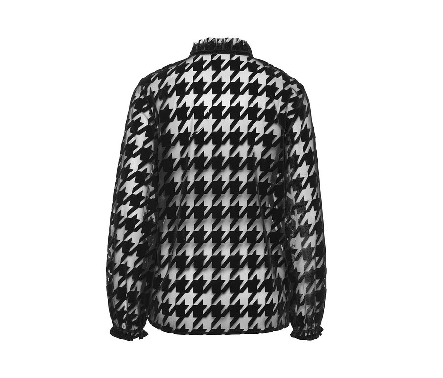 Detailansicht der Rückseite einer Mesh-Bluse mit Hahnentrittmuster.