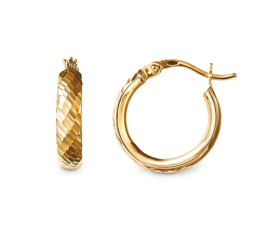Zwei goldene Creolen mit diamantierter Oberfläche.