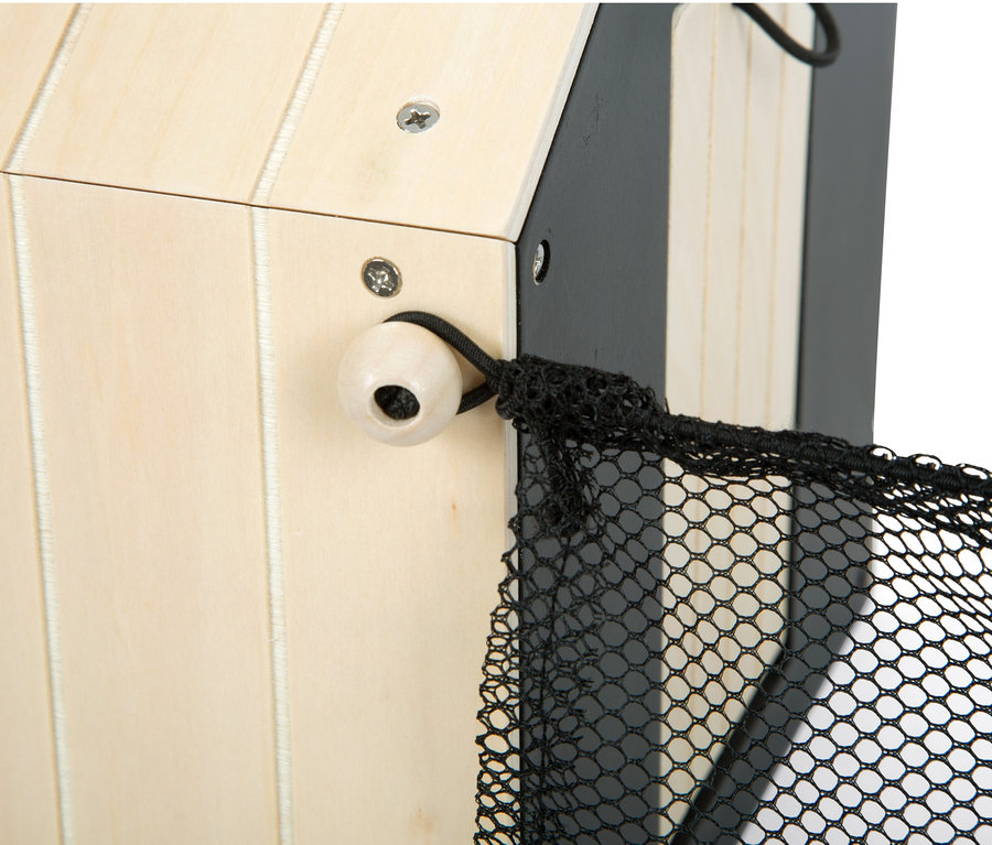 Detail einer Seitenwand des small foot Hasenstalls mit Auslauf und schwarzem Netz.