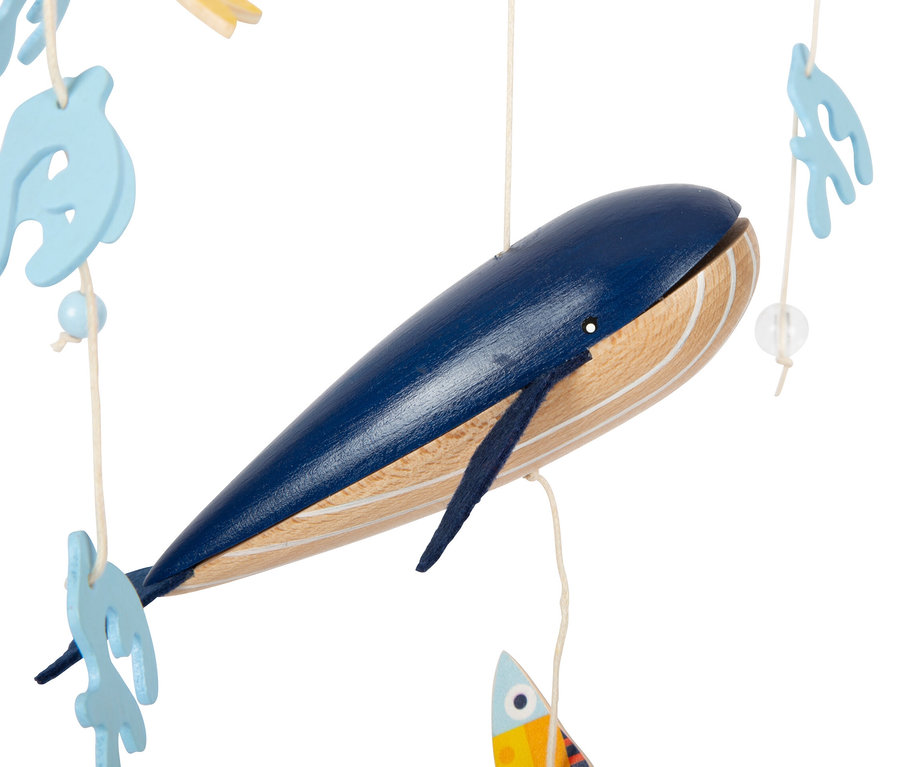 Nahaufnahme eines Holzmobiles mit blauem Wal und Meereskreaturen von small foot Mobile mit Halterung »Seaside«