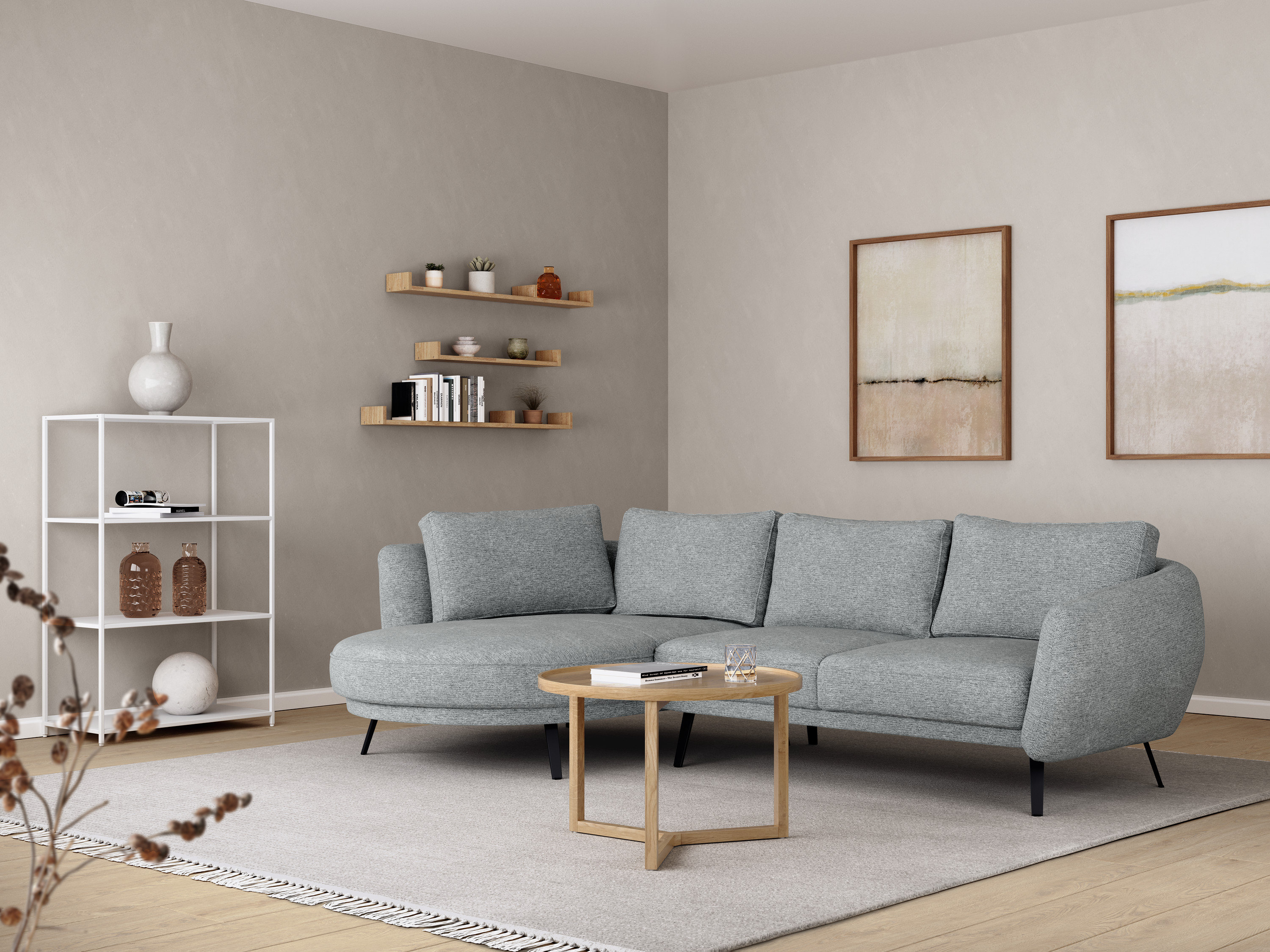 Wohnzimmer mit grauem Sofa, rundem Couchtisch, Metallkonsole und Wandregal, ca. 120 cm.