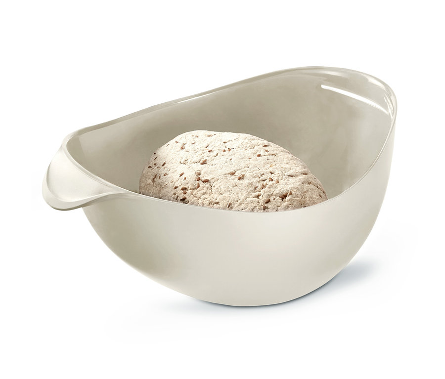 Ein Brotlaib in einer Brotbackschale.