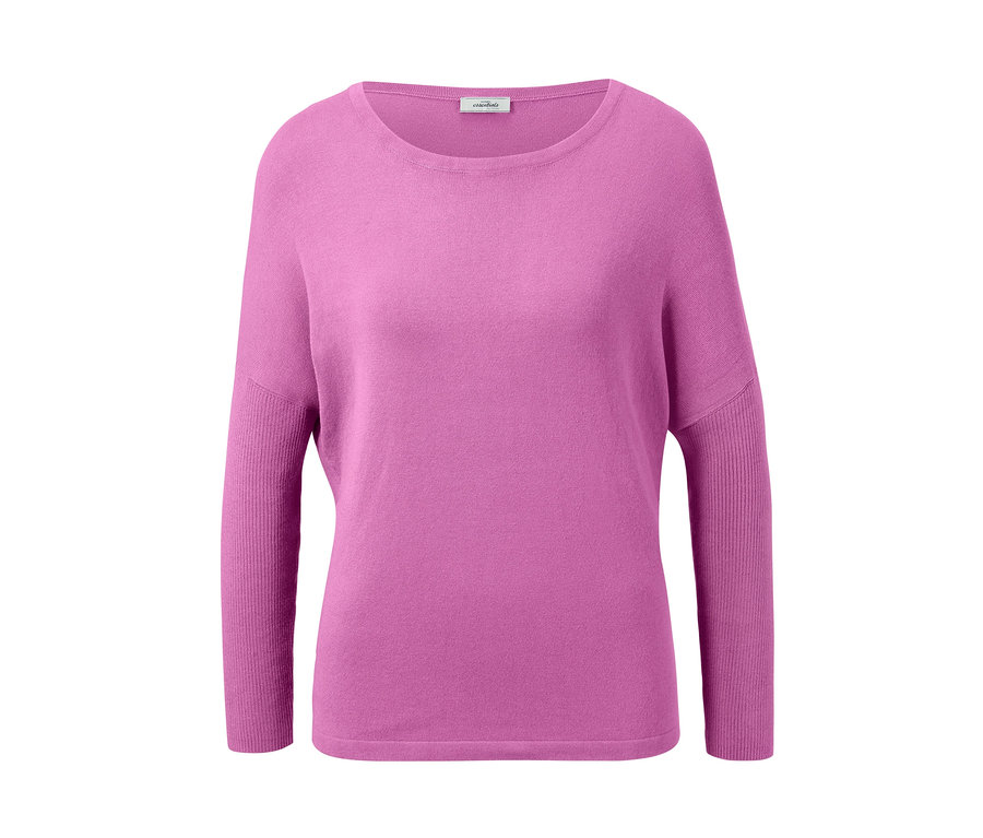 Lila Feinstrickpullover mit Fledermausärmeln.