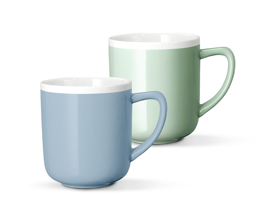 Zwei Becher, einer blau, einer grün.