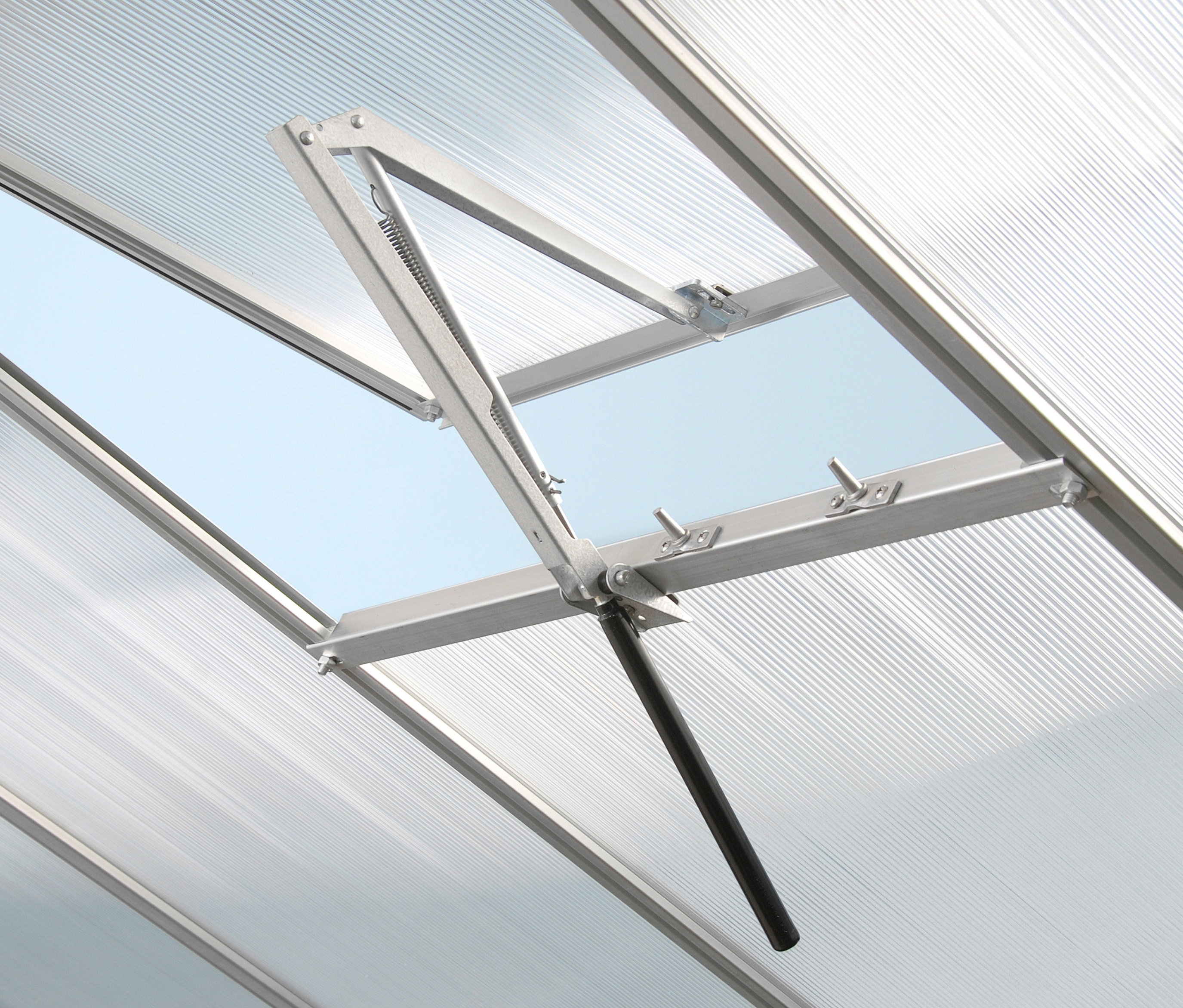 Detailansicht eines Vitavia automatischen Fensterhebers »Thermovent« in einem Gewächshaus.