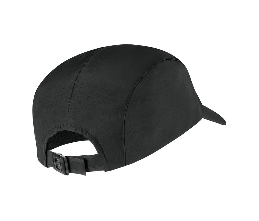 Detailansicht der Rückseite einer schwarzen Allwetter-Cap.