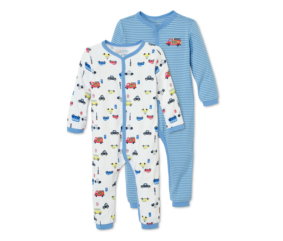 Zwei Pyjamas: Einer ist weiß mit Auto-Print, der andere blau gestreift mit Feuerwehrauto-Applikation.