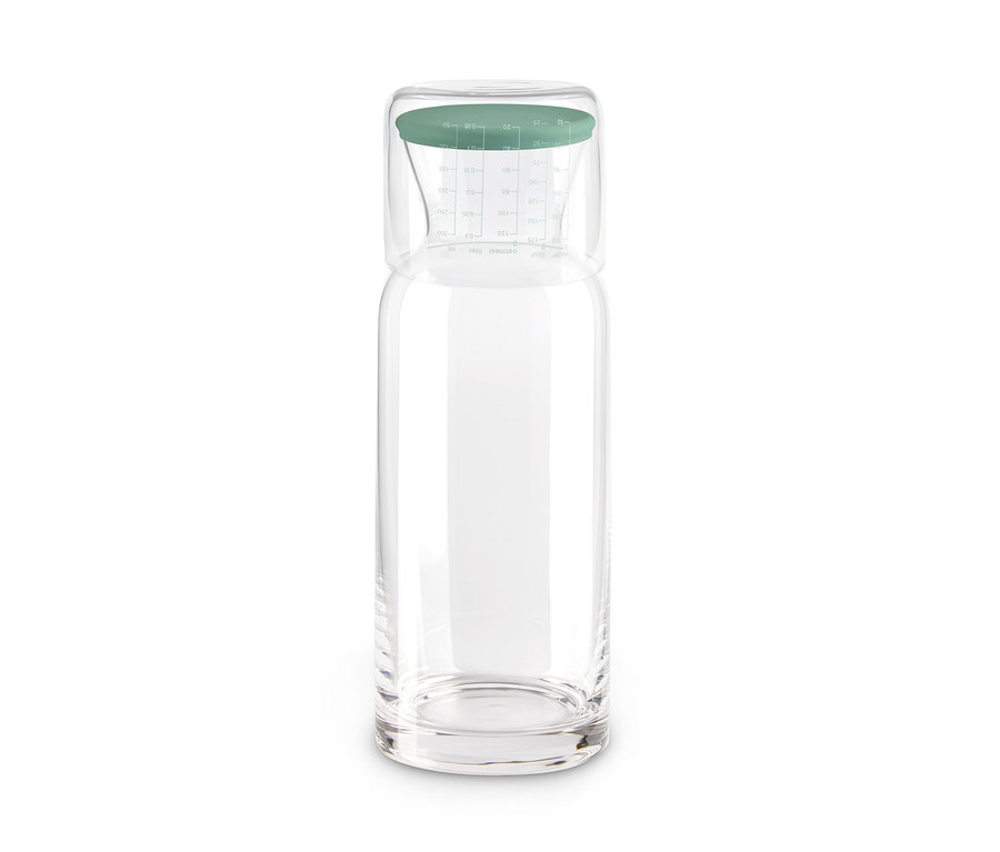 Glas-Portionierdose mit Messbecher auf dem Deckel.