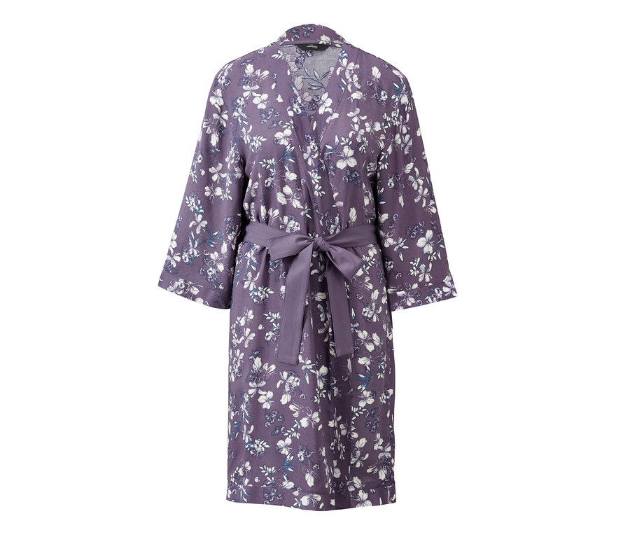 Ein lilafarbener Kimono-Morgenmantel mit Blumenmuster und Gürtel.