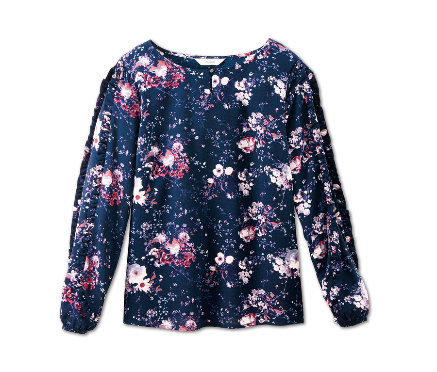 Bluse mit Rüschenbordüre und blauem Blumenmuster.