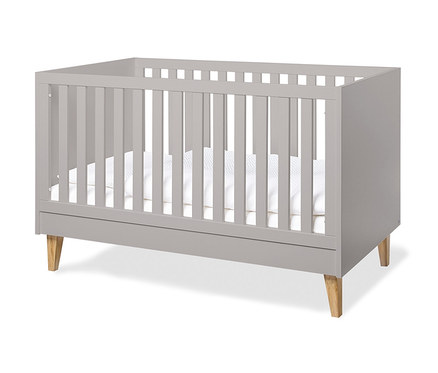 Graues Pinolino Kinderbett »Jasper« mit weißer Decke darin.